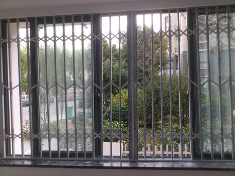 昆山榮盛門窗 彩鋼活動防護窗與中花移動防盜窗，守護家庭安全的雙重保障